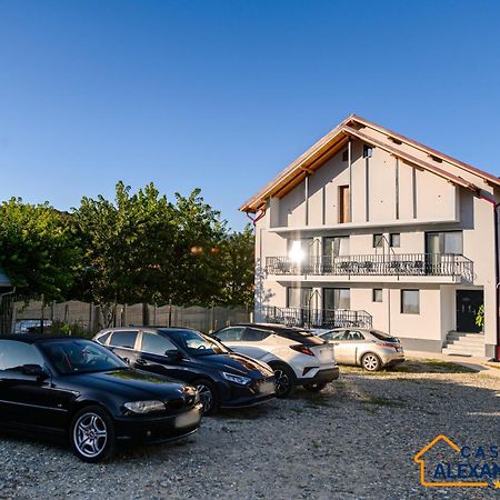 Отель Casa Alexander Кэлимэнешти Экстерьер фото