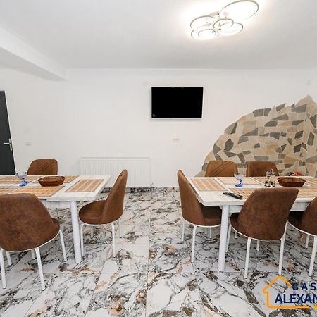 Отель Casa Alexander Кэлимэнешти Экстерьер фото