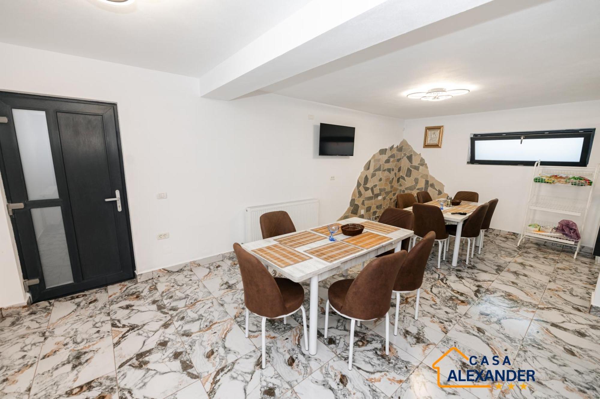 Отель Casa Alexander Кэлимэнешти Экстерьер фото