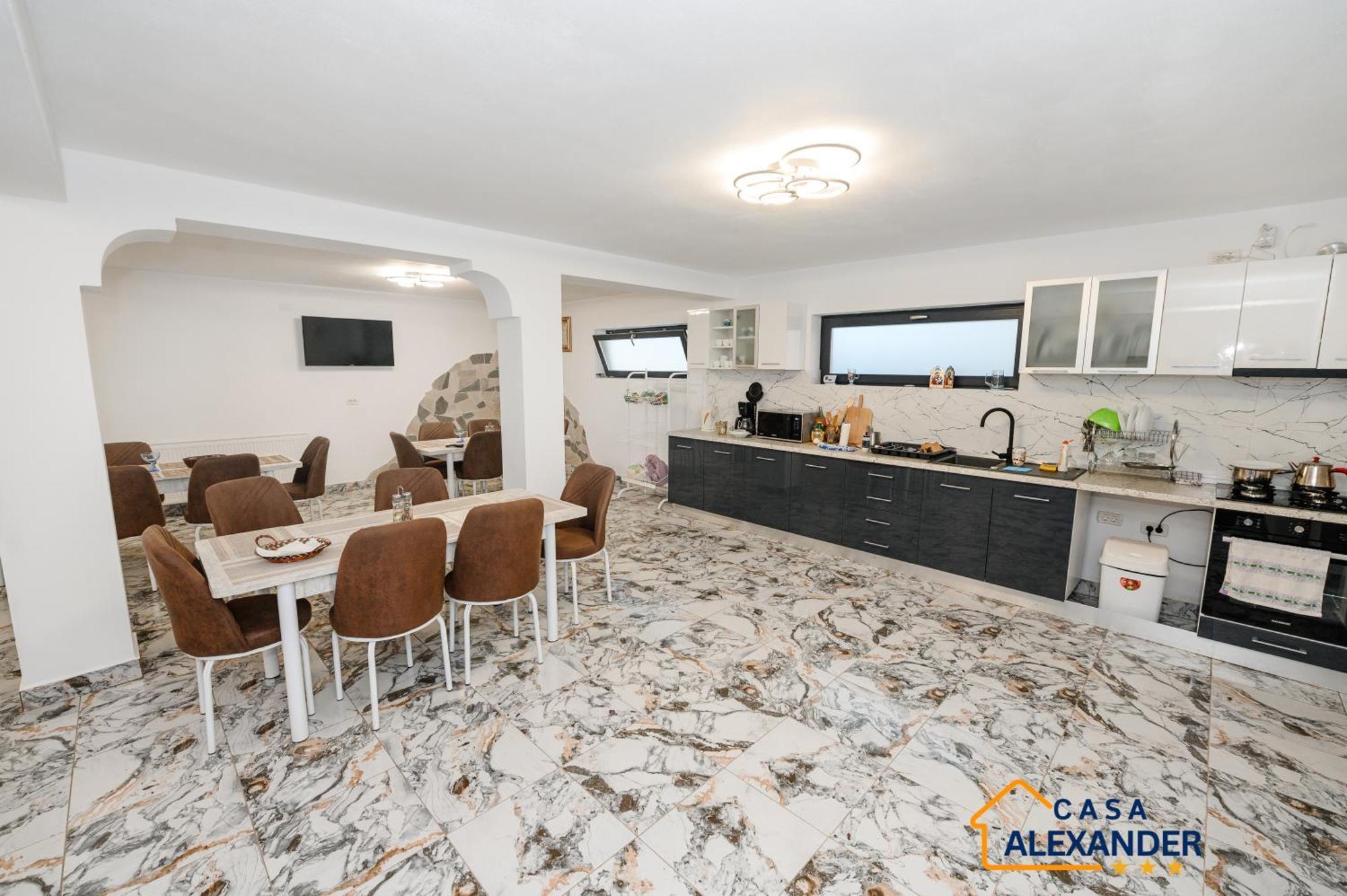 Отель Casa Alexander Кэлимэнешти Экстерьер фото