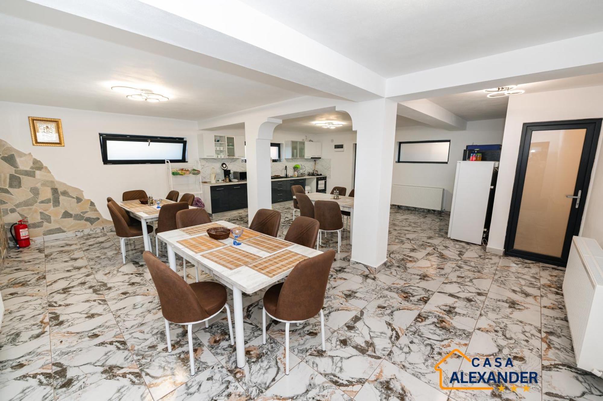 Отель Casa Alexander Кэлимэнешти Экстерьер фото